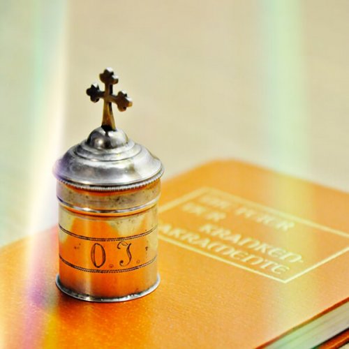 Ölfgefäß und Buch, Foto: Christine Limmer, Pfarrbriefservice